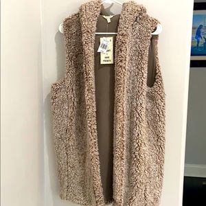 Sleeveless furry vest with hood and pockets